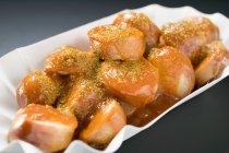 Currywurst сосиски з кетчупом і порошку карі — стокове фото