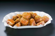 Каррівурстські ковбаски з кетчупом та порошком каррі — стокове фото
