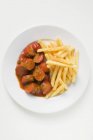 Enchidos currywurst com ketchup e caril em pó — Fotografia de Stock