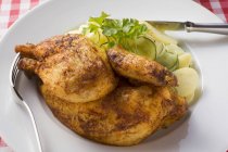 Pollo asado con ensalada de patata y pepino - foto de stock
