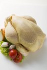 Свежий цыпленок с овощами — стоковое фото