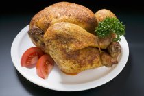 Пряный жареный цыпленок, украшенный петрушкой — стоковое фото
