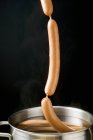 Frankfurter aus heißem Wasser heben — Stockfoto