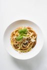 Makkaroni mit Hackfleischsoße und Parmesan — Stockfoto