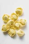 Pochi pezzi di pasta tortellini — Foto stock