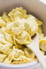 Tortellini pasta en tazón blanco - foto de stock