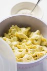 Tortellini pasta en tazón blanco - foto de stock