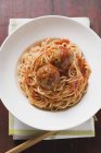 Pasta de espaguetis con albóndigas - foto de stock