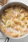 Tortellini con crema di pomodoro — Foto stock