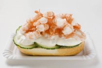 Roll topped with shrimps, — Stock Photo
