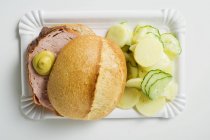 Leberkase em pães e salada de batata — Fotografia de Stock