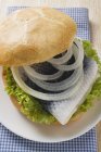 Хлебный рулет с сельдью — стоковое фото