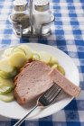 Леберкасе и картофельный и огуречный салат — стоковое фото