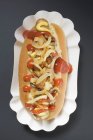 Hot dog à la choucroute et aux oignons — Photo de stock