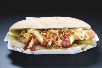 Hot dog con cetriolini e ketchup — Foto stock
