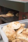 Pane pita in forno e in cassa di plastica — Foto stock