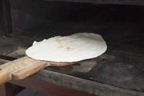 Pane piatto in forno su server — Foto stock