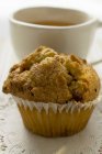 Muffin na frente da xícara de chá — Fotografia de Stock