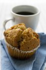 Tasse de café avec un muffin — Photo de stock