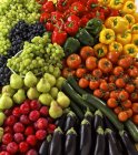 Различные овощи и фрукты, полная рамка — стоковое фото