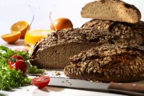 Brot, Tomaten und Orangensaft — Stockfoto