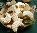 Печенье в форме луны на деревянной тарелке — стоковое фото