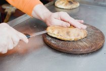 Mani femminili Spaccare il pane pita — Foto stock