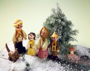 Vista close-up de figuras da família de maçapão com cão e árvore — Fotografia de Stock