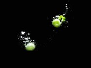 Frische grüne Erbsen in Wasser — Stockfoto