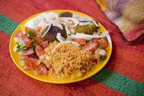 Falafel mit Couscous auf Teller — Stockfoto
