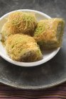 Турецкие десерты кадаиф и баклава — стоковое фото