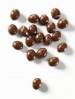 Vue rapprochée des haricots de chocolat sur la surface blanche — Photo de stock