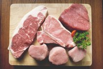 Steaks de bœuf et filets de porc — Photo de stock