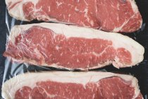 Steaks de surlonge dans une rangée — Photo de stock