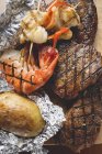 Говяжье филе и креветки с запеченным картофелем — стоковое фото