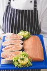 Vari tagli di salmone sul tagliere — Foto stock
