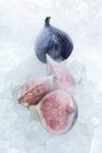 Higos congelados con hielo - foto de stock