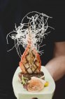 Яловичий стейк з креветкою — стокове фото