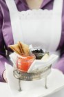 Vue recadrée de la femme de chambre servant du caviar et des toasts — Photo de stock