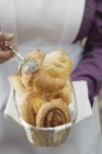 Café da manhã puff doces e croissants — Fotografia de Stock