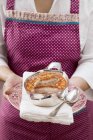 Mujer sirviendo frijoles al horno con salchichas - foto de stock