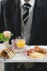 Butler sirve desayuno inglés en bandeja - foto de stock
