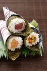Sushi Temaki con atún - foto de stock