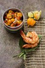 Crevettes au chili avec physalis — Photo de stock