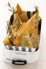 Samosas grecs pour pique-niquer — Photo de stock