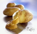 Половинчатый сырой картофель — стоковое фото
