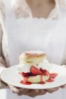 Gâteau aux fraises sur assiette — Photo de stock