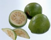 Whole guavas with slices — Stock Photo