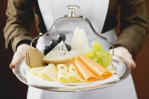Garçonete que serve queijo — Fotografia de Stock
