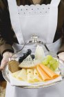 Serveuse servant du fromage — Photo de stock